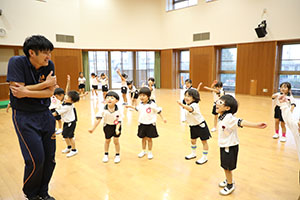 体操教室　ー鉄棒ー　ばら