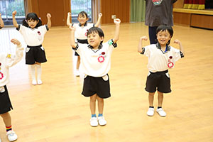 体操教室　ー鉄棒ー　ばら