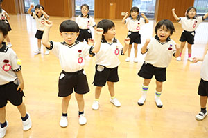 体操教室　ー鉄棒ー　ばら