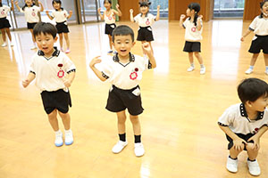 体操教室　ー鉄棒ー　ばら