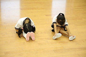 体操教室　ー鉄棒ー　ばら