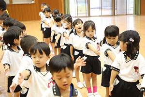 体操教室　ー鉄棒ー　ばら