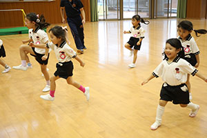 体操教室　ー鉄棒ー　ばら