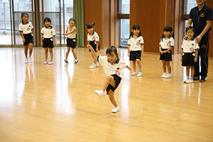 体操教室　ー鉄棒ー　ばら