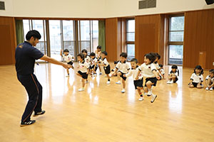 体操教室　ー鉄棒ー　ばら