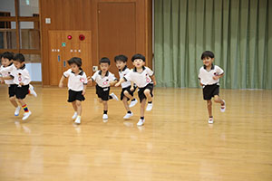 体操教室　ー鉄棒ー　ばら