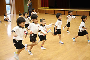 体操教室　ー鉄棒ー　ばら