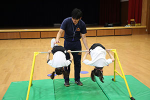 体操教室　ー鉄棒ー　ばら