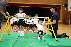 体操教室　ー鉄棒ー　ばら