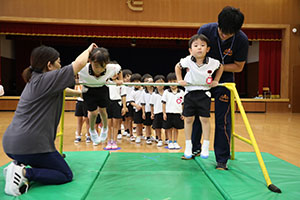 体操教室　ー鉄棒ー　ばら