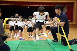 体操教室　ー鉄棒ー　ばら