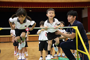 体操教室　ー鉄棒ー　ばら