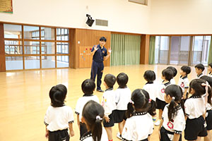 体操教室　ー鉄棒ー　ばら