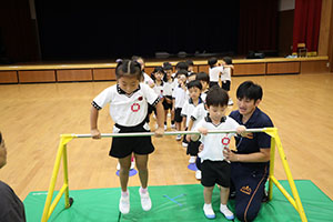 体操教室　ー鉄棒ー　ばら