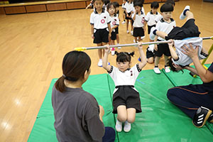 体操教室　ー鉄棒ー　ばら