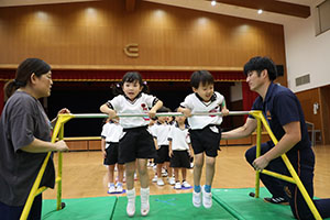 体操教室　ー鉄棒ー　ばら