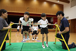 体操教室　ー鉄棒ー　ばら