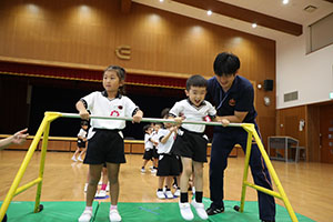 体操教室　ー鉄棒ー　ばら