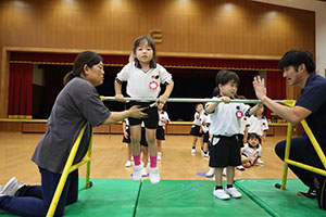 体操教室　ー鉄棒ー　ばら