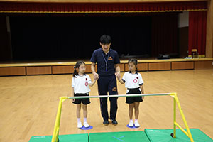 体操教室　ー鉄棒ー　ばら