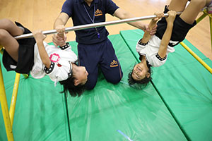 体操教室　ー鉄棒ー　ばら