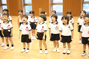 体操教室　ー鉄棒ー　ばら