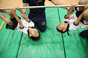 体操教室　ー鉄棒ー　ばら