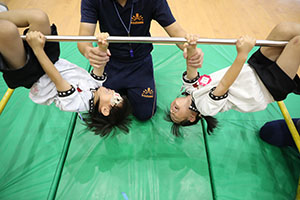 体操教室　ー鉄棒ー　ばら