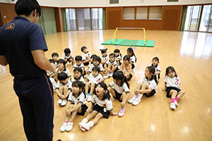 体操教室　ー鉄棒ー　ばら