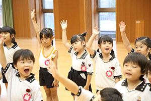 体操教室　ー鉄棒ー　ばら