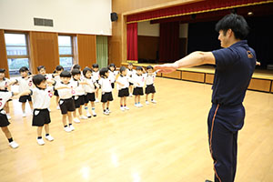 体操教室　ー鉄棒ー　ばら