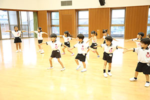 体操教室　ー鉄棒ー　ばら