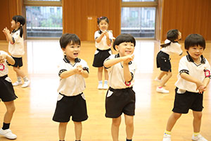 体操教室　ー鉄棒ー　ばら