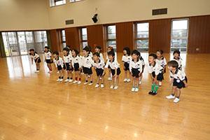 体操教室　ー鉄棒ー　すみれ