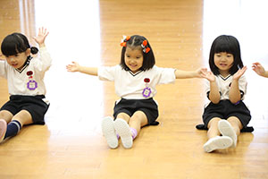 体操教室　ー鉄棒ー　すみれ