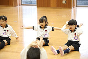 体操教室　ー鉄棒ー　すみれ