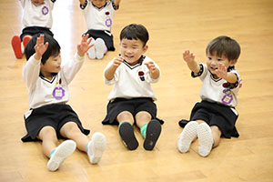 体操教室　ー鉄棒ー　すみれ