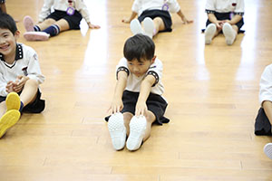 体操教室　ー鉄棒ー　すみれ