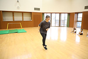 体操教室　ー鉄棒ー　すみれ