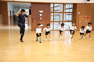 体操教室　ー鉄棒ー　すみれ