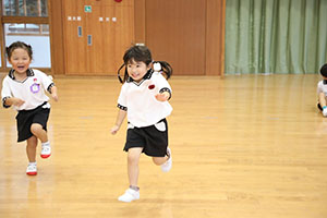 体操教室　ー鉄棒ー　すみれ