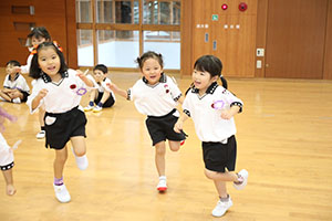 体操教室　ー鉄棒ー　すみれ