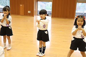 体操教室　ー鉄棒ー　すみれ