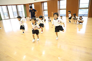 体操教室　ー鉄棒ー　すみれ