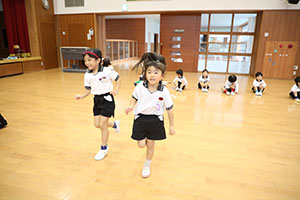 体操教室　ー鉄棒ー　すみれ