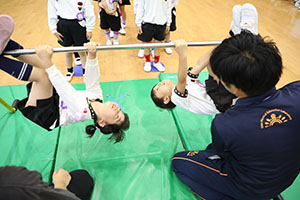 体操教室　ー鉄棒ー　すみれ