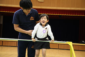 体操教室　ー鉄棒ー　すみれ