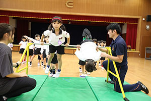 体操教室　ー鉄棒ー　すみれ