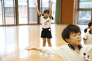 体操教室　ー鉄棒ー　すみれ