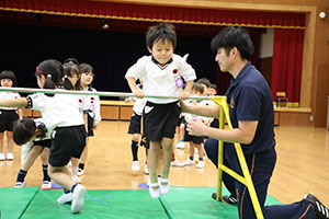 体操教室　ー鉄棒ー　すみれ